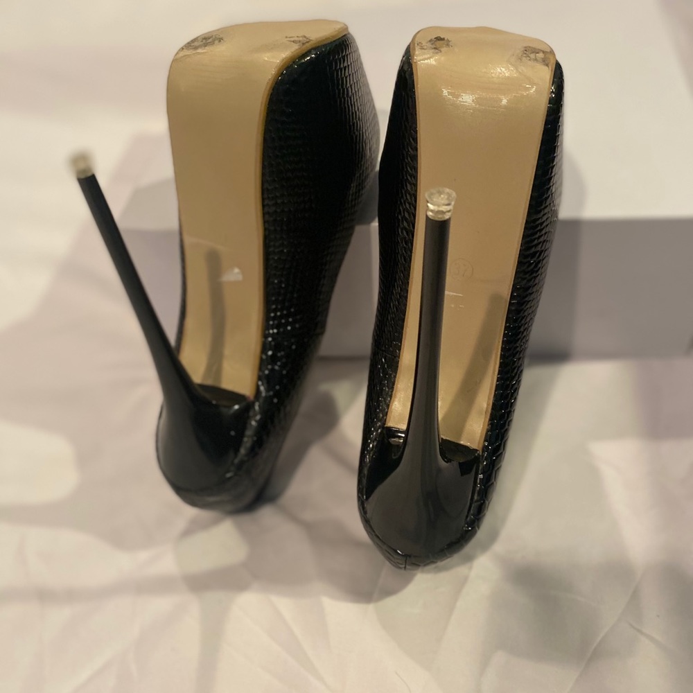 Shoes - Picture 6 of 8